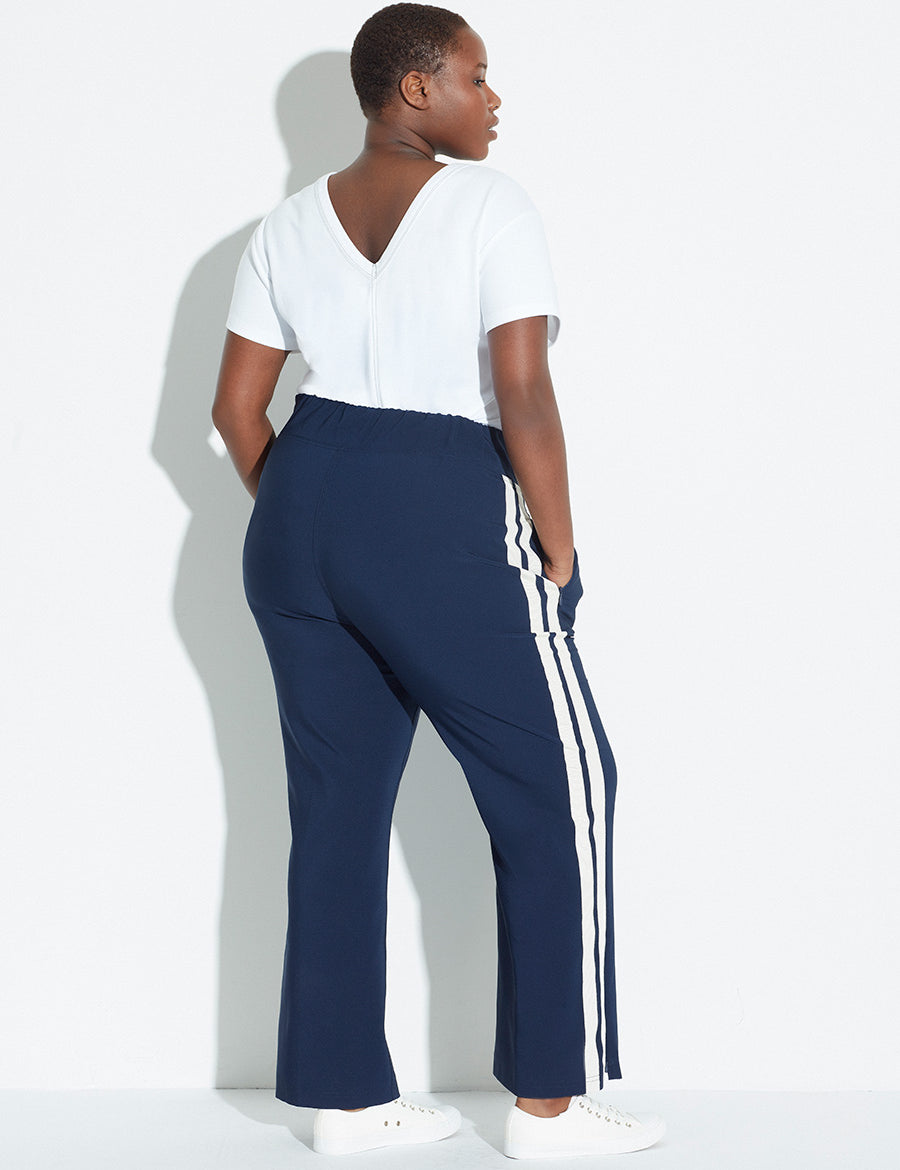 best-fit-plus-size-pants-chic-navy-track-white-sneaker-look.jpg